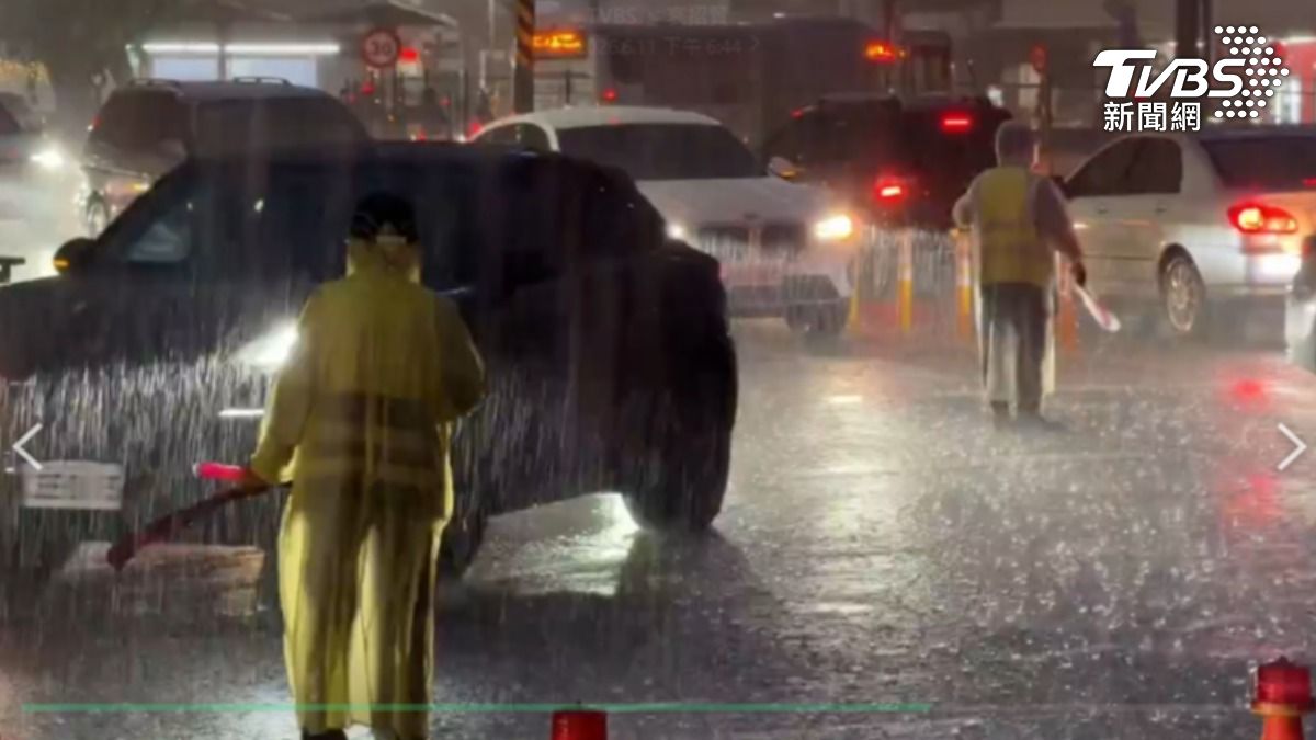 台南市晚間一陣強降雨,時雨量最高達50毫米,導致中西區及永康區多處積水。(圖/TVBS)