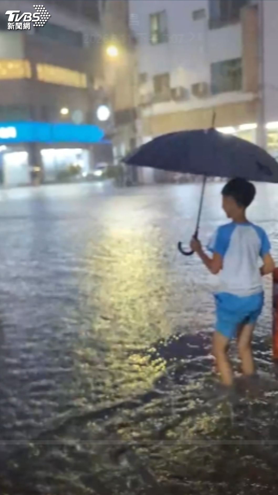 台南市晚間一度時雨量最高達50毫米,導致中西區及永康區多處積水,馬路上已經水淹小腿肚。(圖/TVBS)