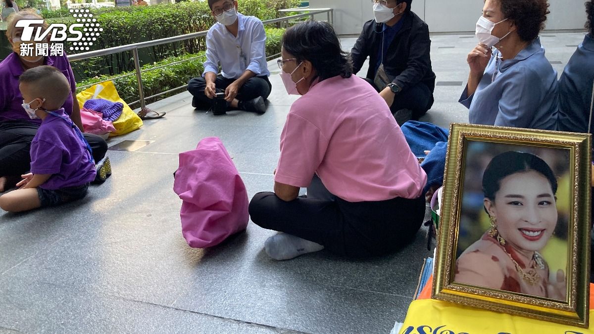 2023年曼谷朱拉隆功國王紀念醫院外，民眾正焦急等待長公主帕差拉吉帝雅葩的最新病情消息。(圖／達志影像美聯社)