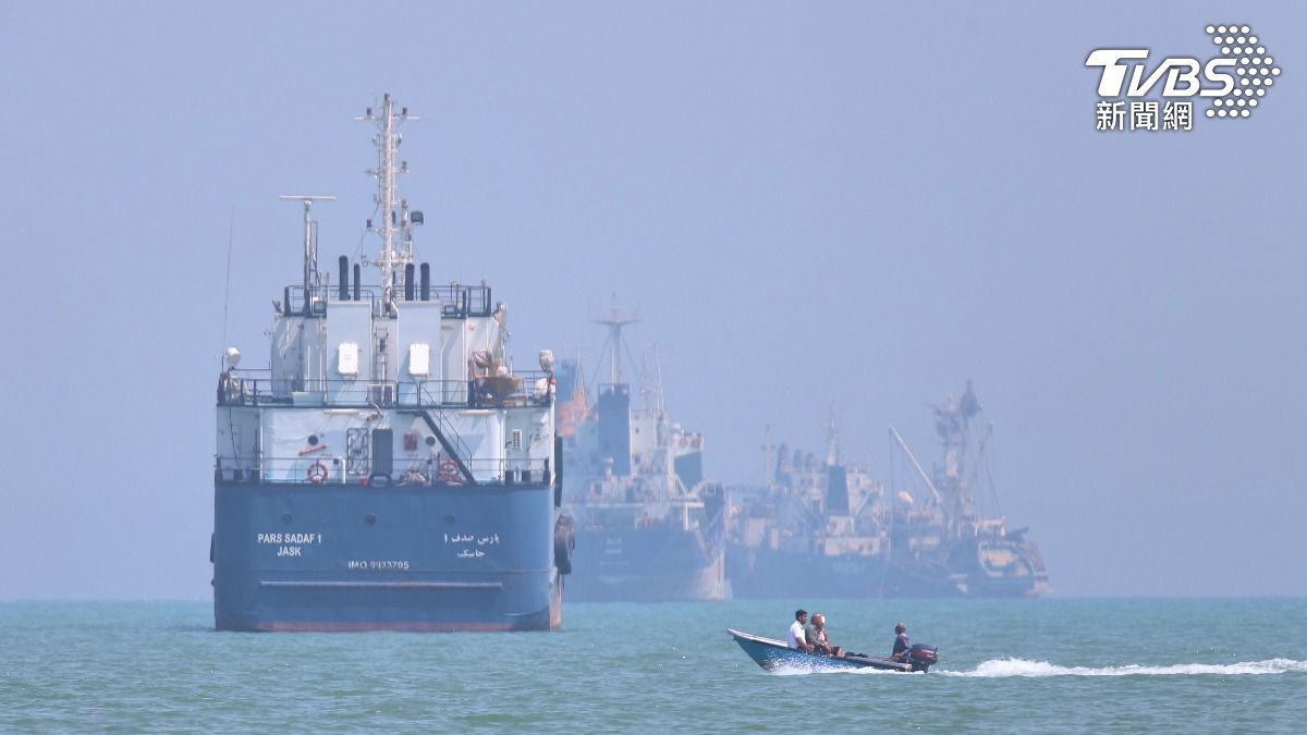 荷姆茲海峽再遭封鎖！伊朗攔截「違規油輪」　爆炸聲響起
