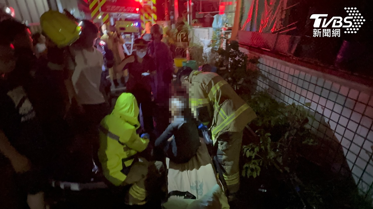 雨夜火警!台南鐵皮民宅竄濃煙「一家四口」受困 警消急救援