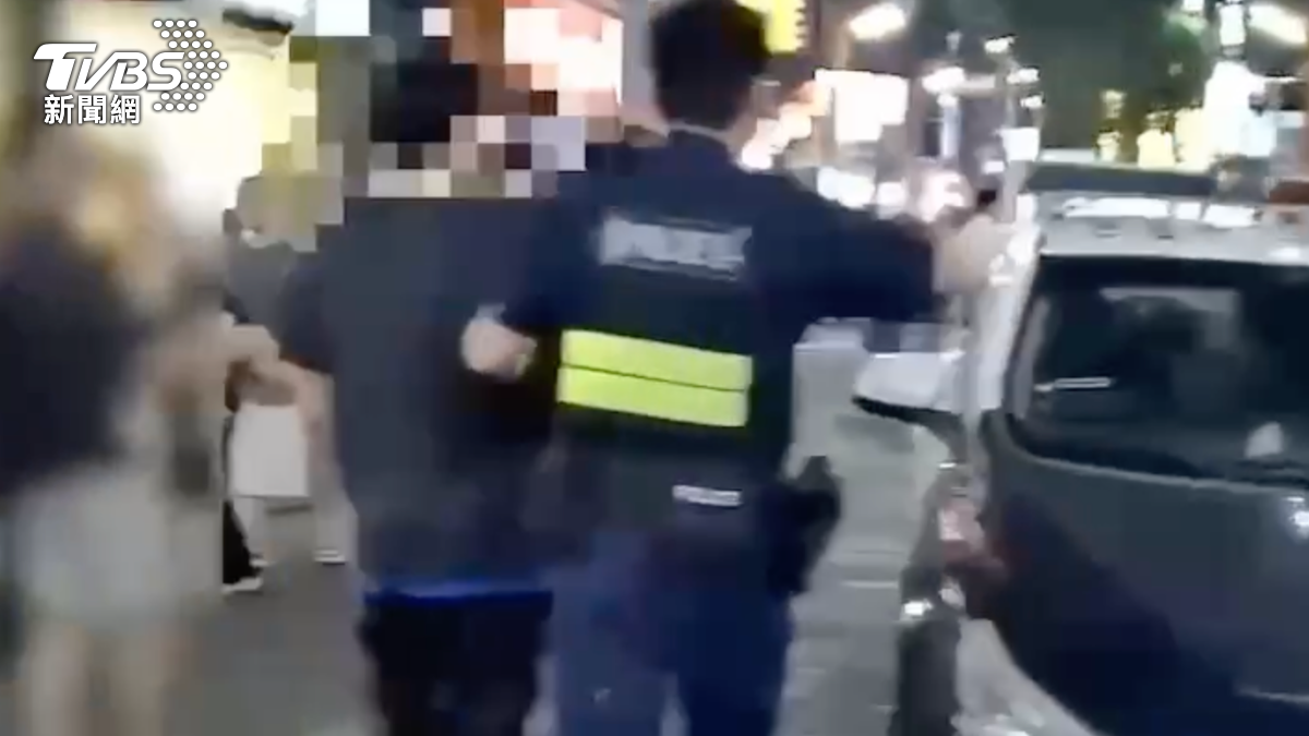 持刀男子被警方帶回偵辦。(圖/TVBS)