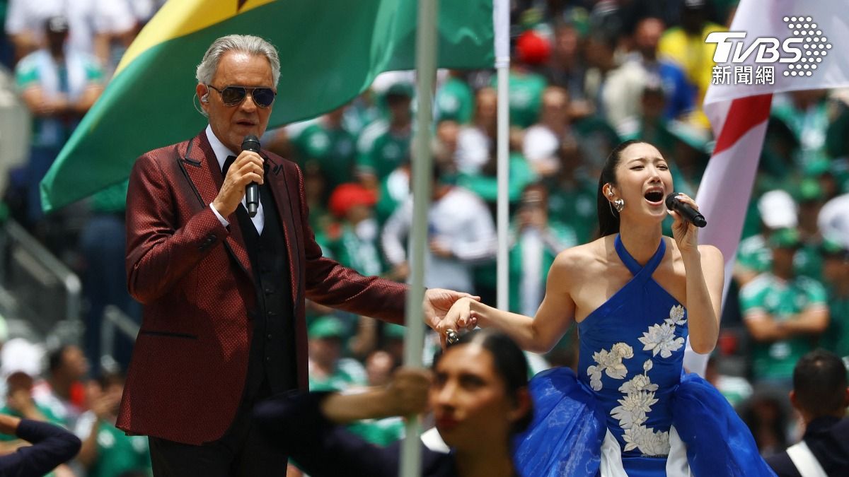 安德烈·波伽利（Andrea Bocelli）和K-pop歌手Ejae也參與開幕。(圖／達志影像路透社)