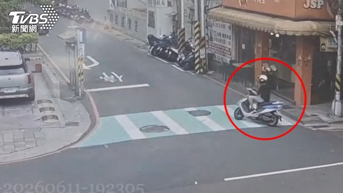 拖吊場員工竊違停車主鑰匙闖宅搜刮40萬,犯案前騎車被監視器拍下。(圖/TVBS)