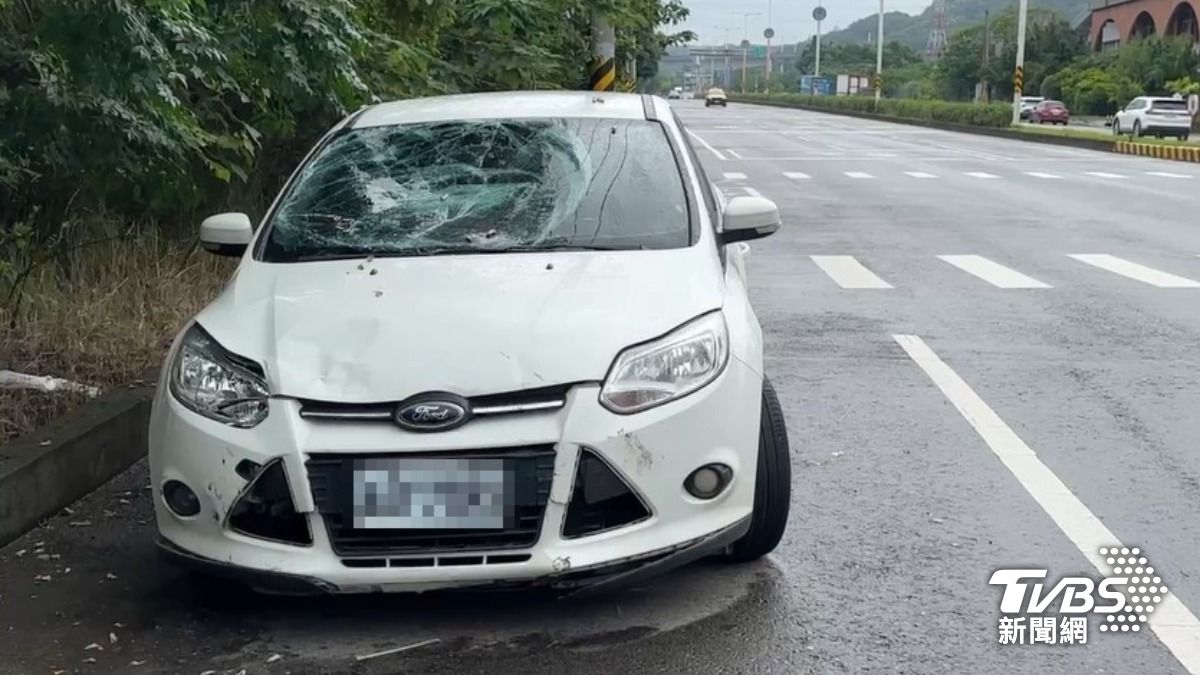 肇事駕駛闖燈撞飛機車騎士及乘客後，棄車逃逸、找人頂罪。（圖／TVBS）