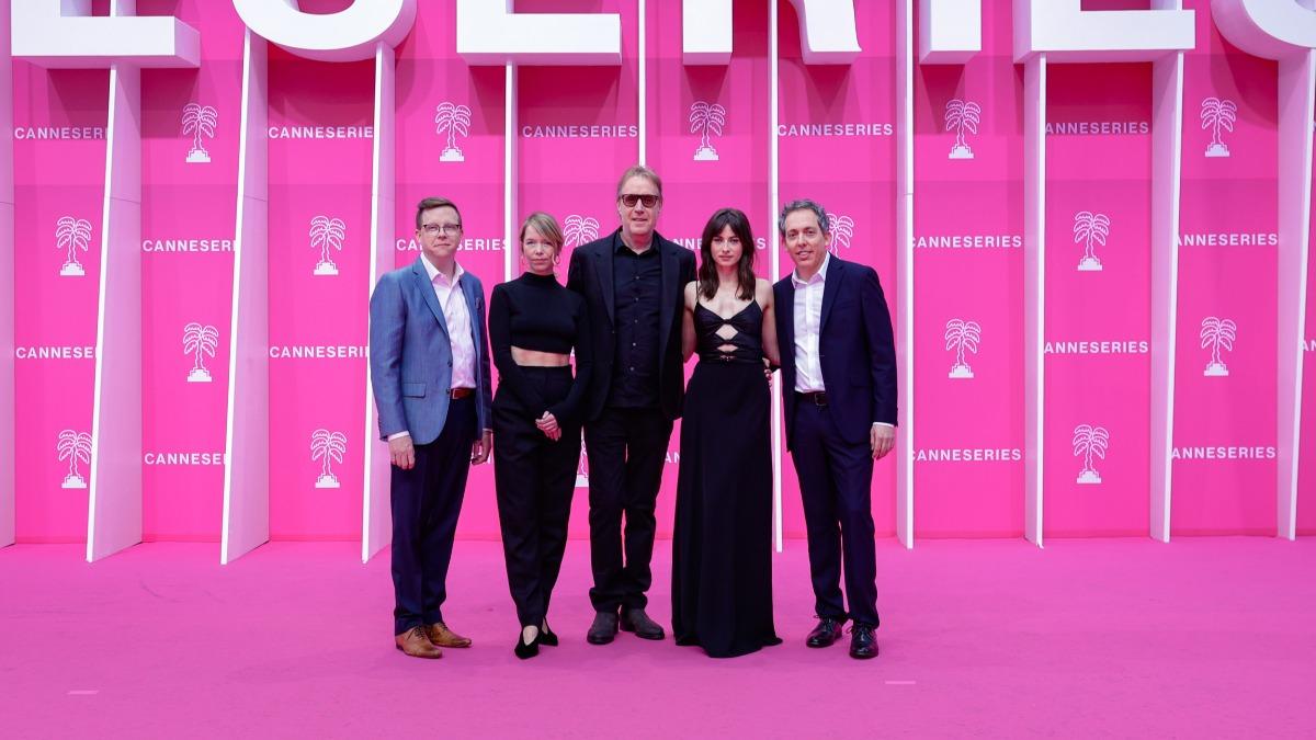   Matt Wolpert, Anna Maxwell Martin, Rhys Ifans, Agnes O’Casey and Ben Nedivi 由萊斯伊凡(中)領軍，日前與編劇麥特沃爾珀特(左起)、演員Anna Maxwell Martin、Agnes O’Casey以及製片班內迪維出席《蘇聯星城》坎城影展首映會。（圖／Apple TV提供）