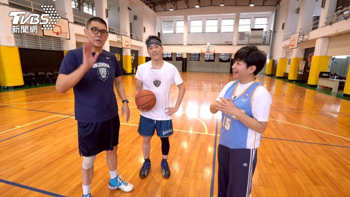連勝文和林沛祥打一對一鬥牛。兩個大叔一顆球,他們暢談對新籃協的期盼,和台灣籃球的基本功,以及系統建立,找出國家隊的專屬球風。(圖/柯勝雄攝)