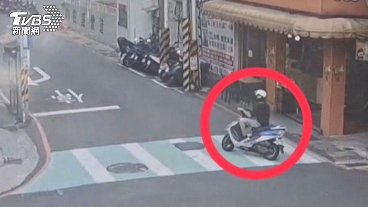 警方調閱監視器鎖定嫌犯。（圖／TVBS）