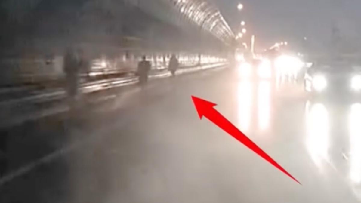 在穿梭車陣中明顯可見三人慢跑的黑影。(圖/網友@qiang_fishing授權)