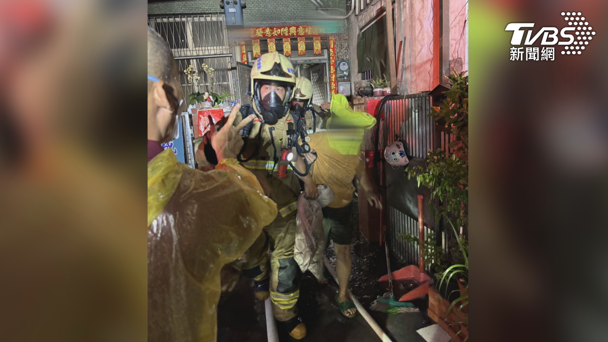 台南新營昨晚發生民宅大火,導致有祖孫等四人受困,幸好受困的國小姐弟相當冷靜,火警當下他與消防隊保持通話,還說要先救比較不舒服的阿嬤(圖/TVBS)
