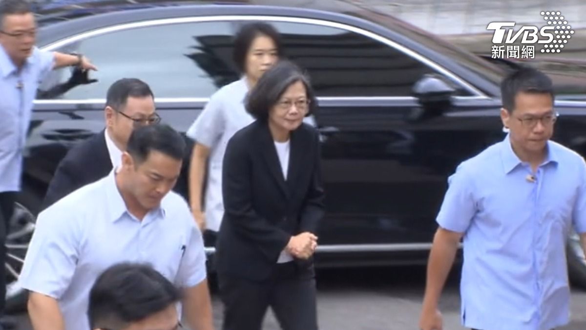 前總統蔡英文低調步入教會追思會現場，向已故的潤泰集團總裁尹衍樑致意。（圖／TVBS）