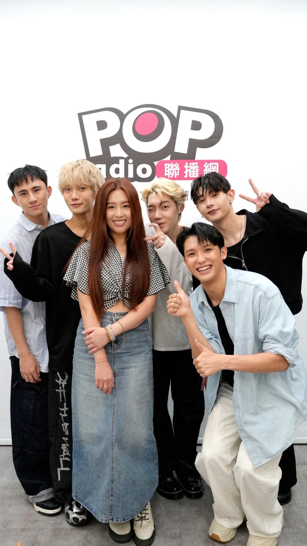 VERA玩起角色扮演，讓DJ Emily笑開懷。（圖／POP Radio提供）