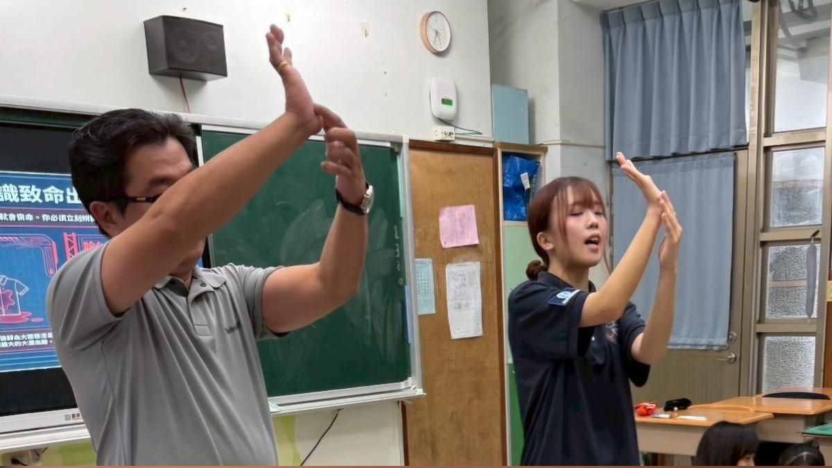 最強「父女檔教官」同台義務授課,認真示範急救手部動作。(圖/TVBS)