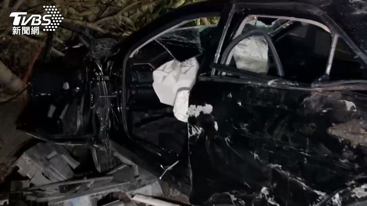 毒駕釀禍？台中黑車失控撞樹翻覆　車內搜出2包K毒「2人不治」。(圖／TVBS)