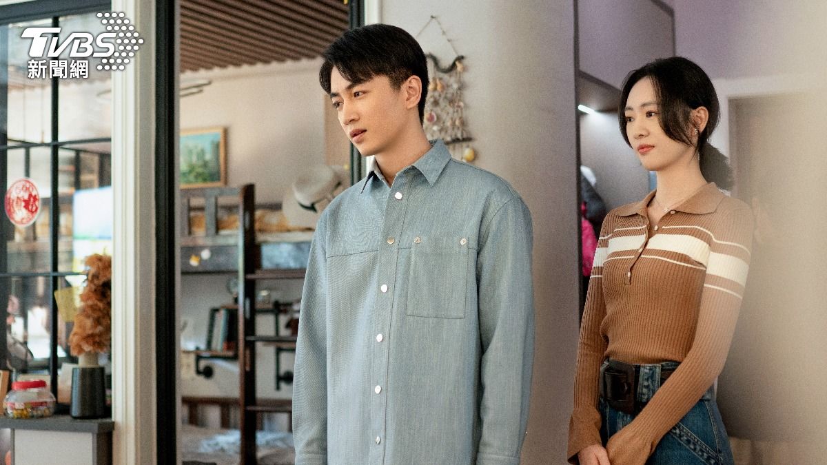 童瑤(右)、陳曉戲裡因雙方父母強勢介入,讓婚姻逐漸失控圖。(圖/TVBS)