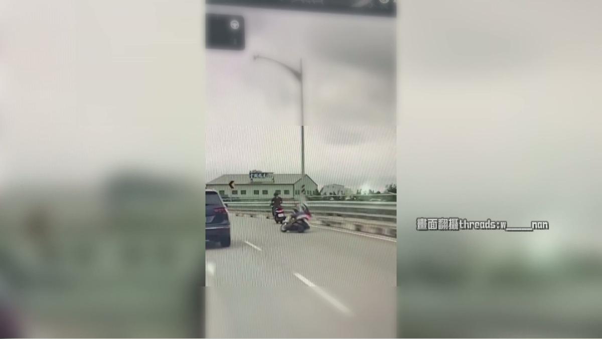 影音/超車變撞車?肇事騎士「看了一眼照撞」揚長而去 警警追緝到案。(圖/民眾提供)