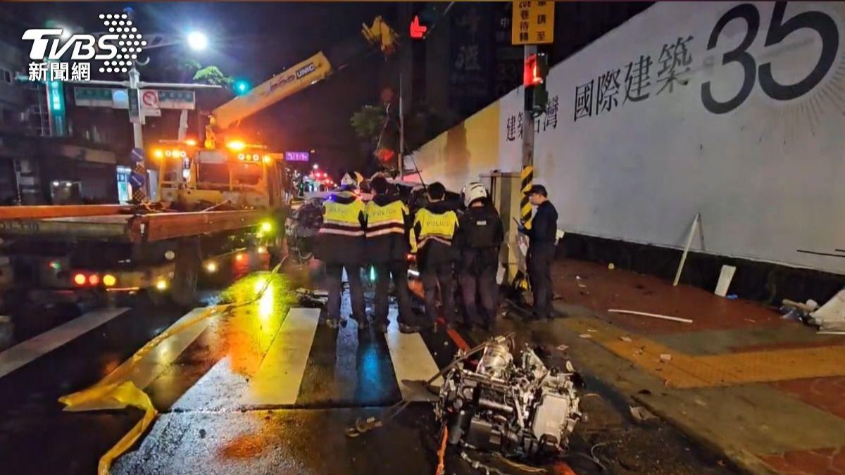 肇事駕駛撞到2名路人後再撞變電箱釀3死。（圖／TVBS）
