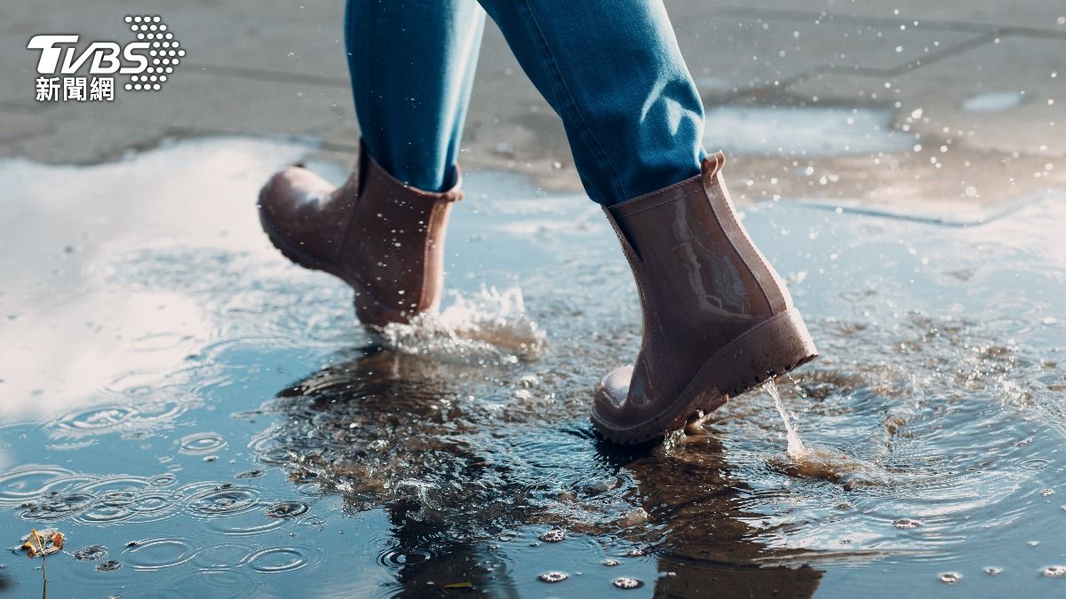 雨鞋「垃圾or回收」?環保局解答 丟錯6000飛了