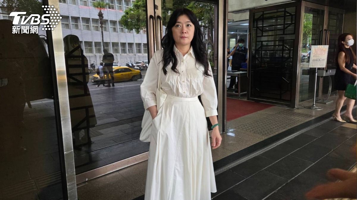 調查局空橋上銬16小時 美魔女教授提國賠求真相:可索賠1元