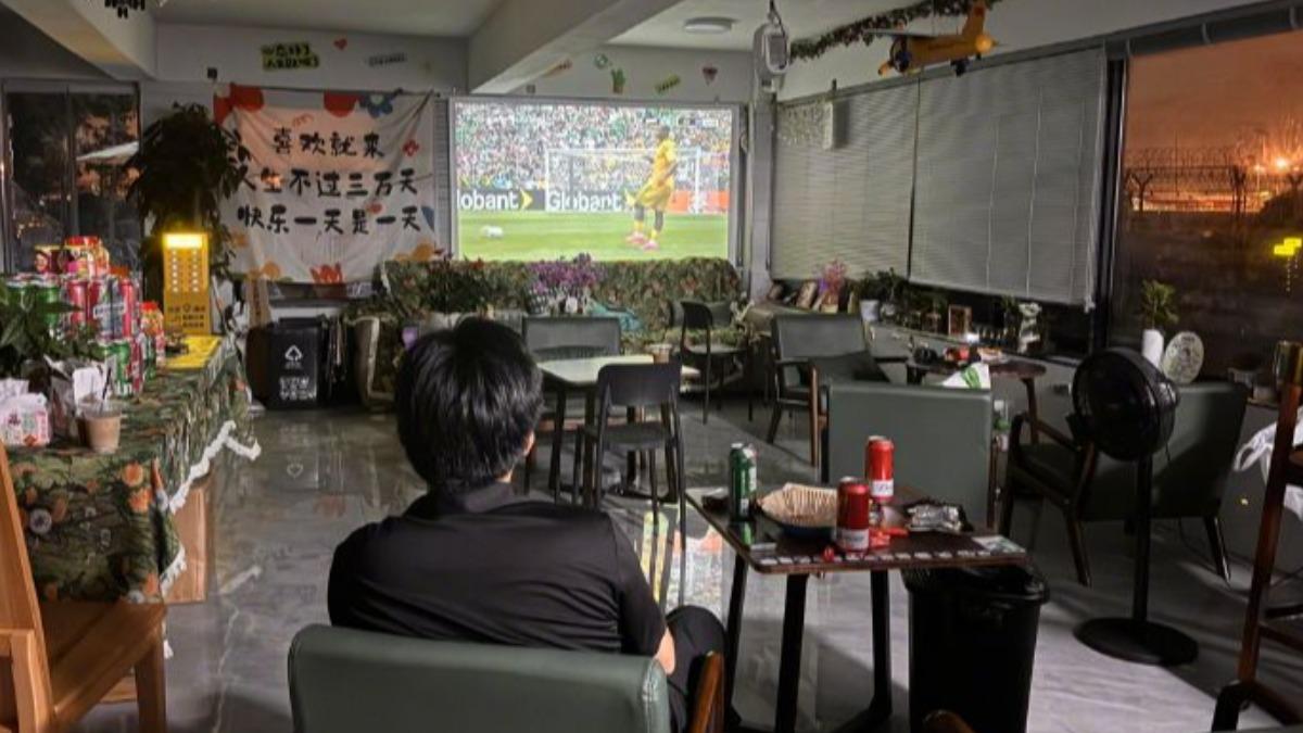 2026世界盃/最孤單開幕戰!老闆邀4000人看球「0人到場」 心酸背影曝光