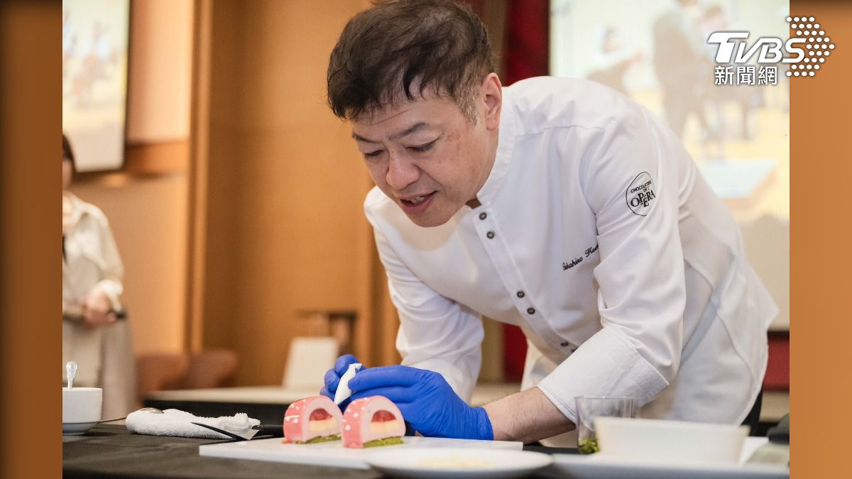 Suzette主廚駒居崇宏,於《可可樂章》發表會現場親自示範盤式甜點裝飾工藝,展現世界級甜點職人的細膩技法與美學底蘊。圖/18度C巧克力工房提供