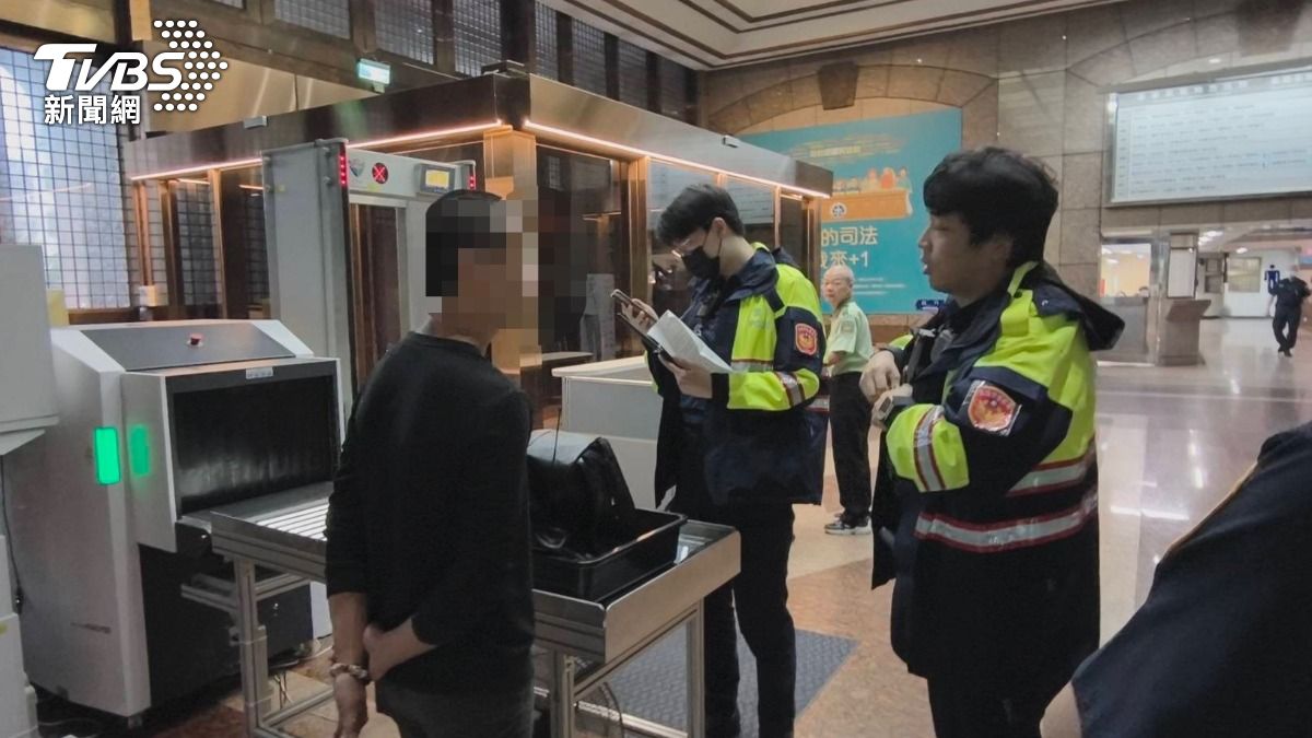 警方將少年帶回派出所釐清攜刀動機。(圖/TVBS)