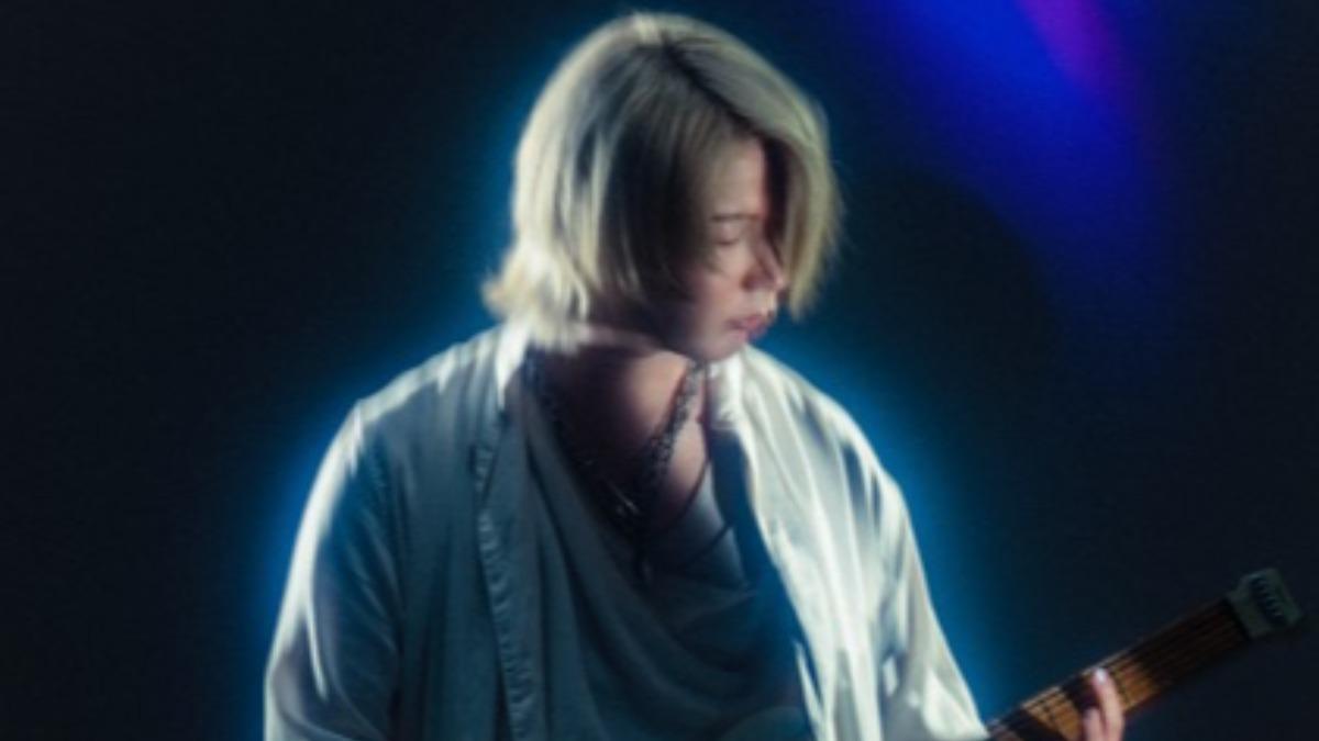 吉他鬼才Ichika Nito也加入〈Blue〉一曲。(圖/環球音樂提供)
