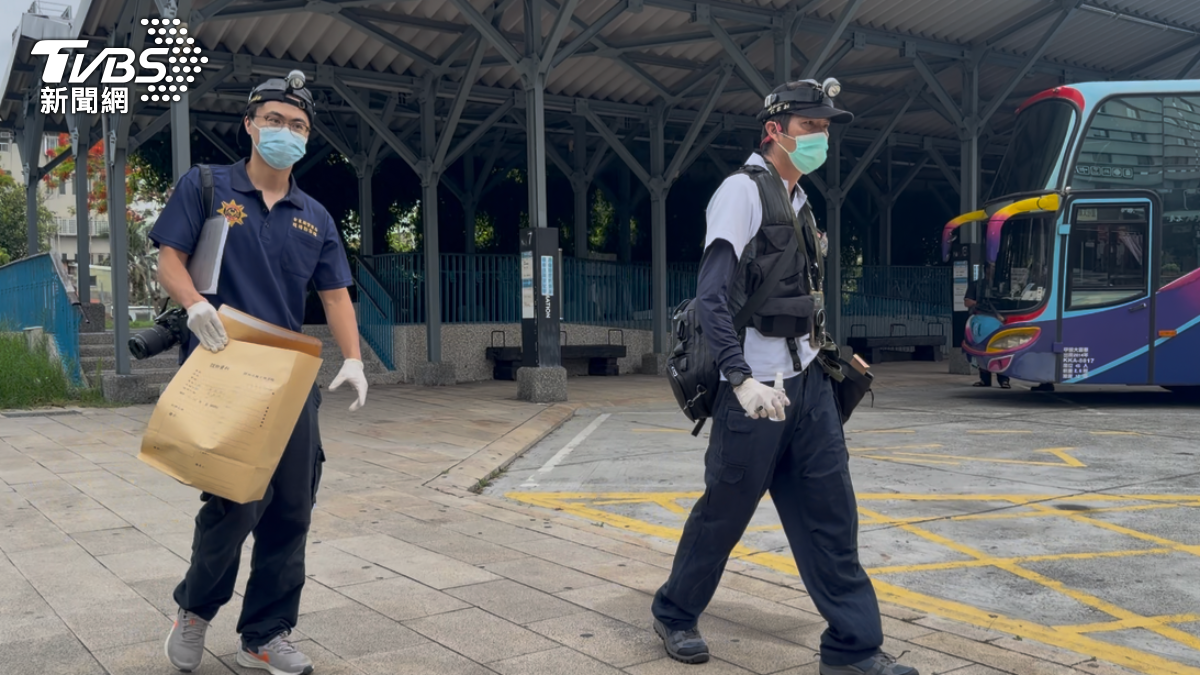鑑識人員並未說明調查結果,但警方後續表示,初步檢查死者為自然死亡。(圖/TVBS)