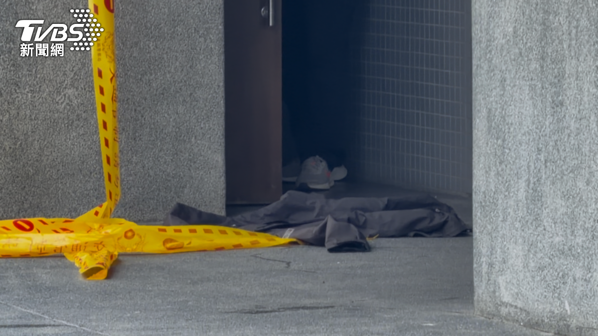 案發現場遺留該名死者的衣物,現場已拉起封鎖線禁止其他人員靠近。(圖/TVBS)