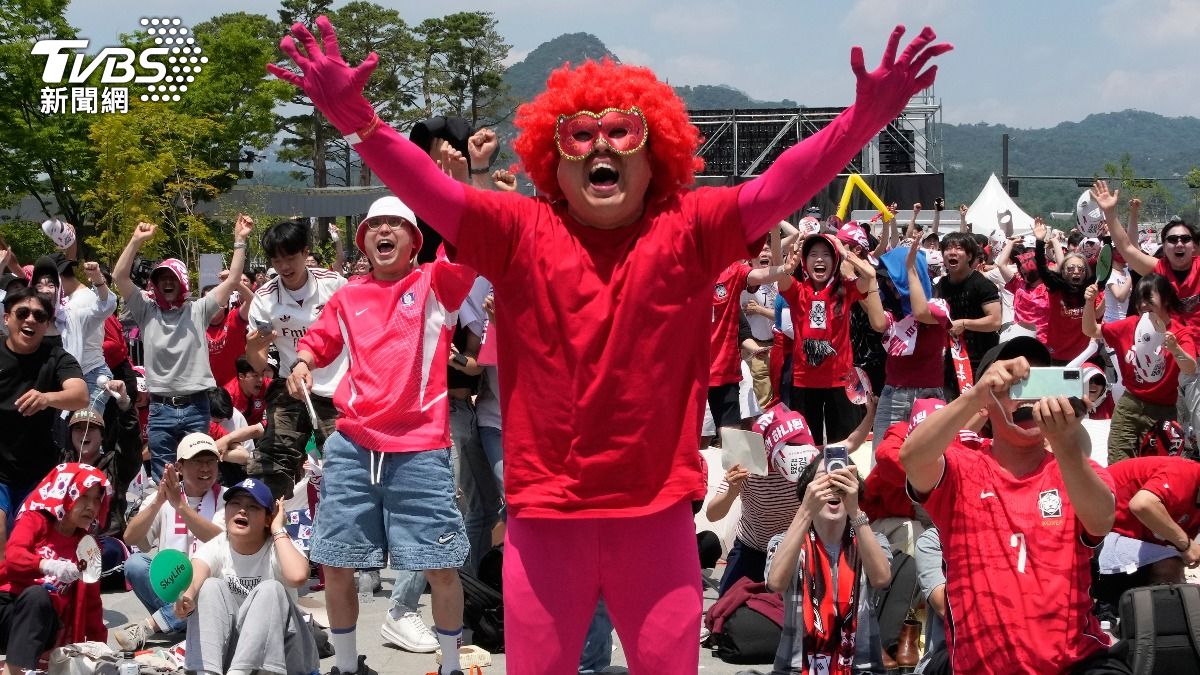 為了看南韓在世界盃第一場比賽，首爾光化門湧入數萬名「紅魔鬼」，一起隔海觀戰。（圖／達志影像美聯社）