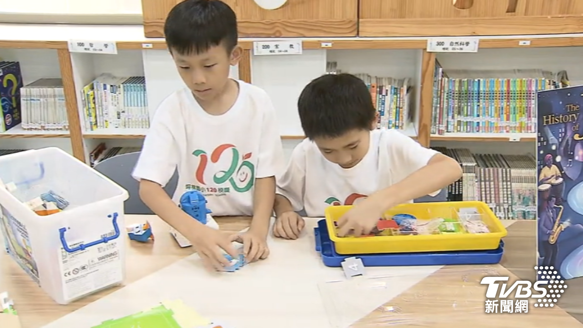 坪林國小學生分工合作,動手組裝、操作機器人。(圖/TVBS)