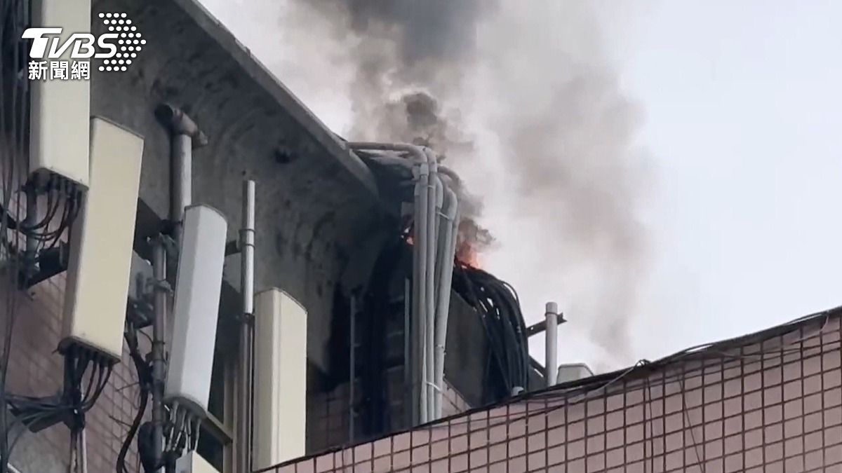 台中大樓頂樓竄火光！3電信基地台燒毀，居民手機「滿格剩1格」。(圖／TVBS)