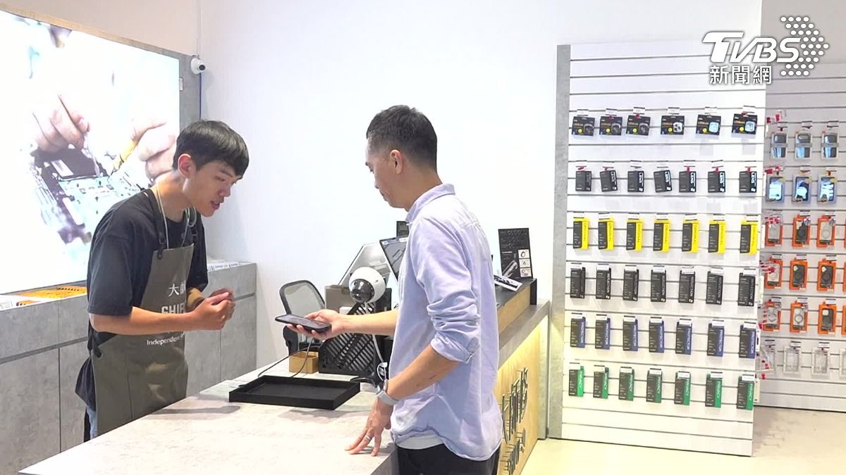 維修手機價格有差異。(圖/TVBS)