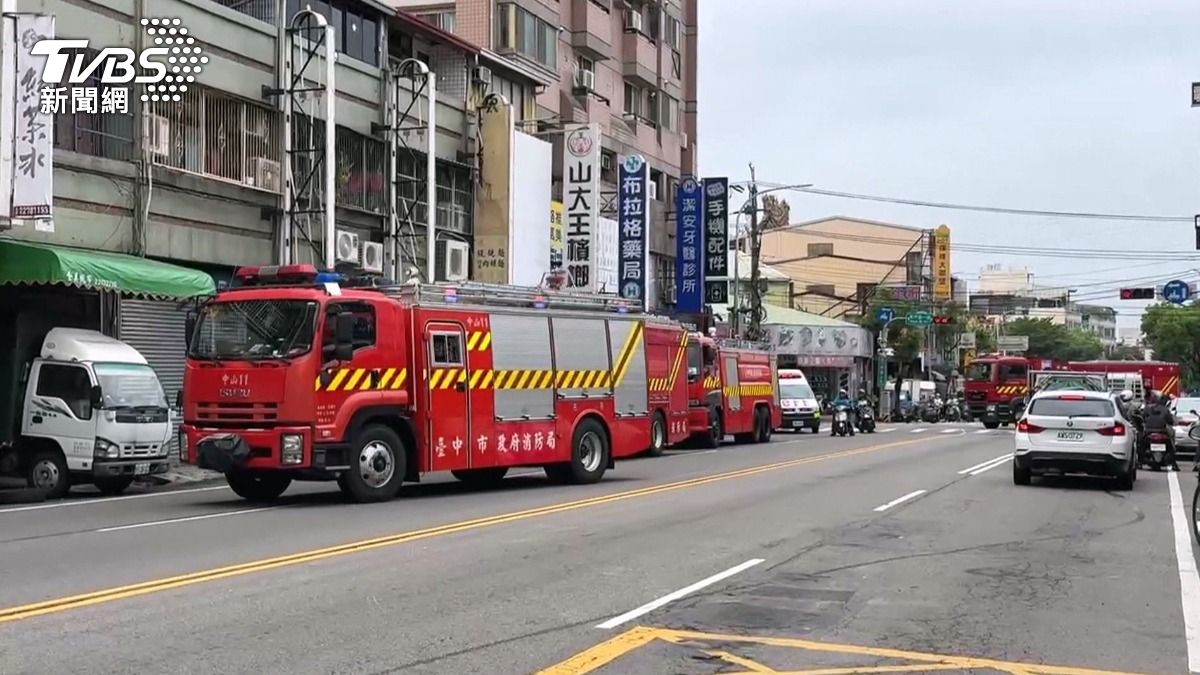 消防局獲報後派出11車26人到場搶救，經確認起火點僅為基地台的輸電線路。(圖／TVBS)