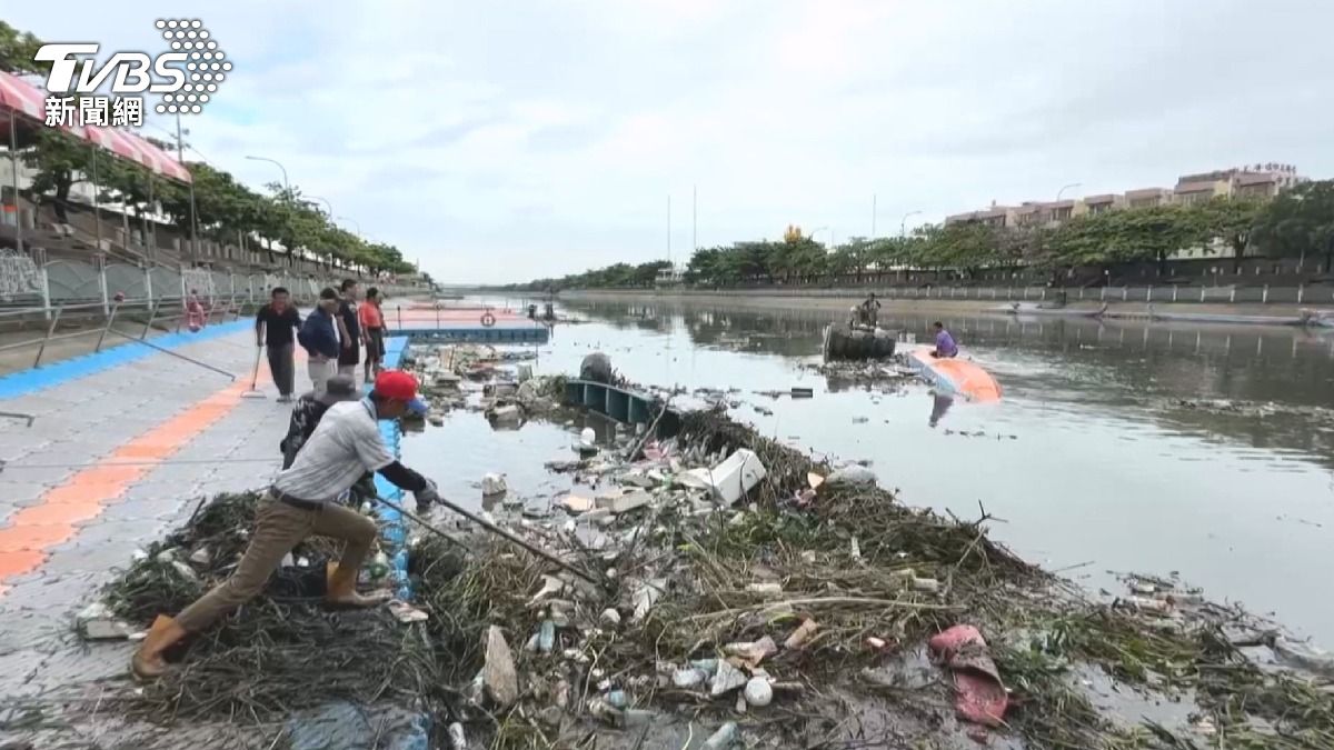 翻正後的龍舟座位區宛如垃圾格，塞滿了寶特瓶、塑膠袋等雜物。(圖／TVBS)