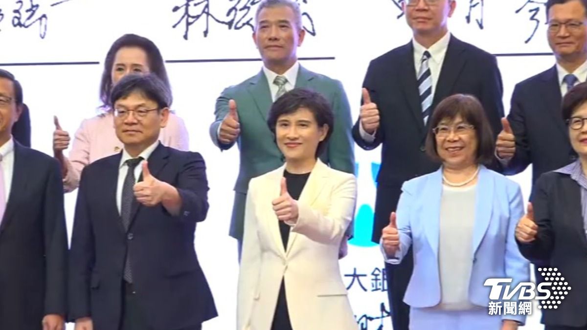 鄭麗君與１５銀行代表（圖／TVBS資料畫面）
