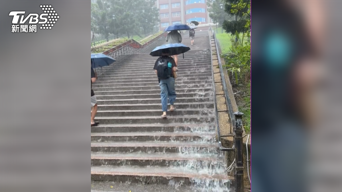 當天下午南部各地陸續降下滂沱大雨，高雄市區一片霧茫茫，義守大學的階梯更變成「小瀑布」。（圖／翻攝Threads＠james.tseng9427）