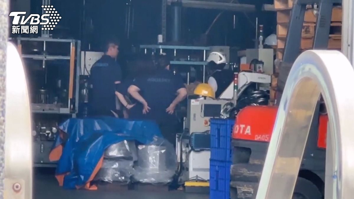 同日2起工安意外！49歲工人頭遭夾亡，另1男右臂慘絞斷。(圖／TVBS)