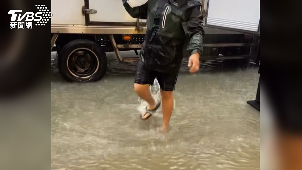 屏東內埔、屏科大一帶的店家因地勢較低，經常一場大雨就積水，水深一下就淹到半個輪胎高。（圖／翻攝Threads＠yunyun_1013）