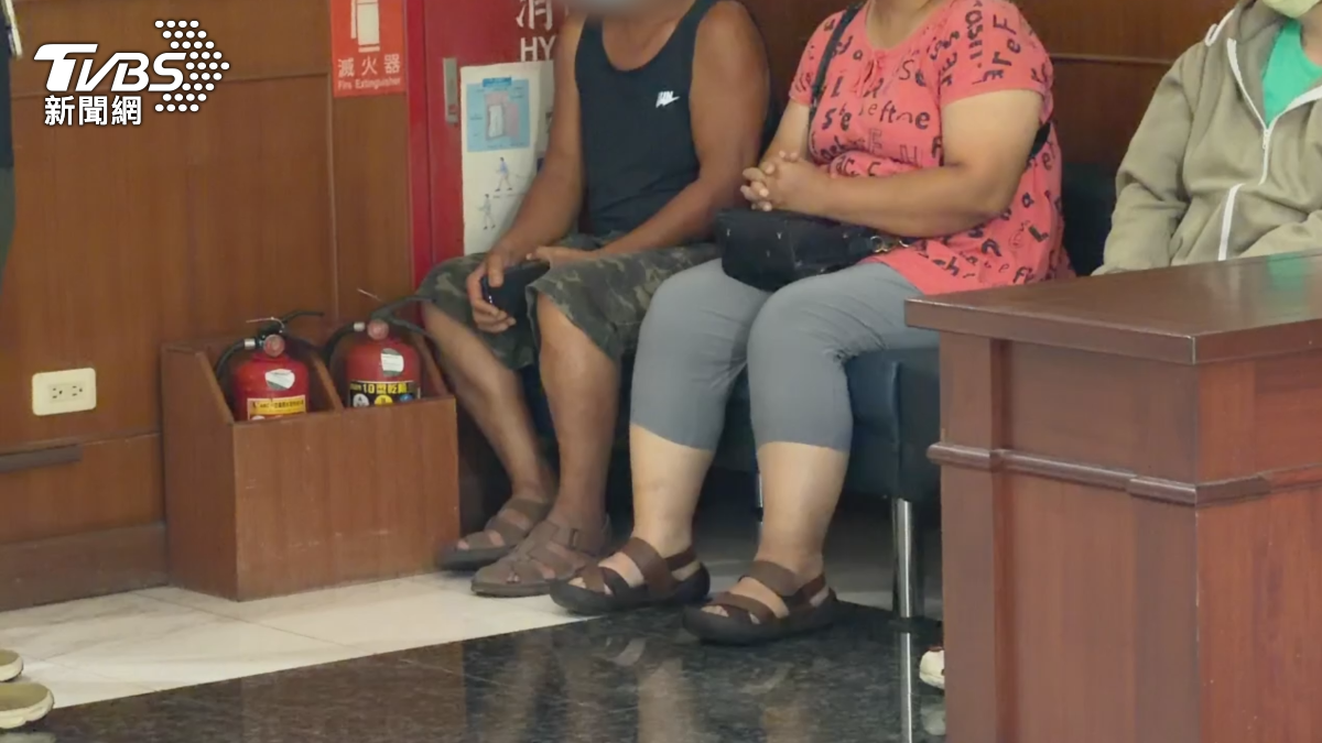 台南知名香酥鴨店的老闆,去年喝得爛醉、酒測值0.95撞死清潔員,香酥鴨老闆判7年9月,死者家屬痛哭司法判得太輕。(圖/TVBS)