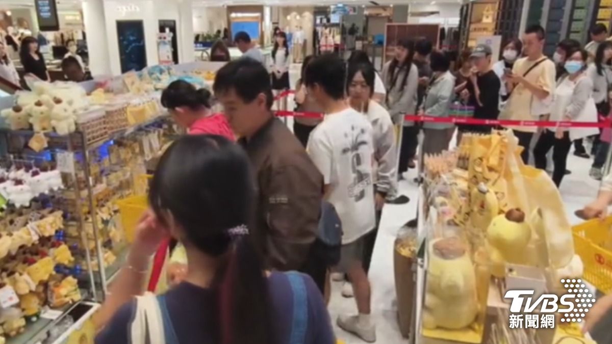 「布丁狗」快閃店登場，吸引大批粉絲搶排。（圖／TVBS）