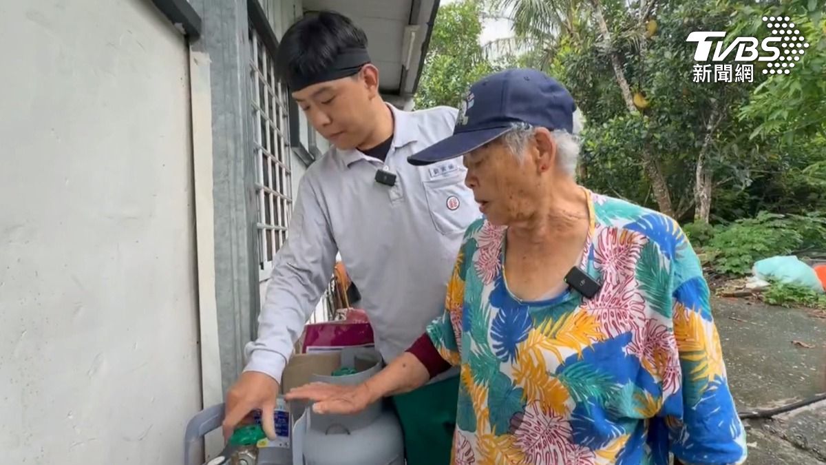 劉宥緡表示,阿嬤請他幫忙看一下,他聽到嘶嘶的聲音,把管子拔起來的時候發現有龜裂。(圖/TVBS)