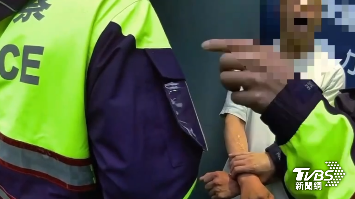 駕駛現場唾液快篩呈現K他命陽性反應。（圖／TVBS）