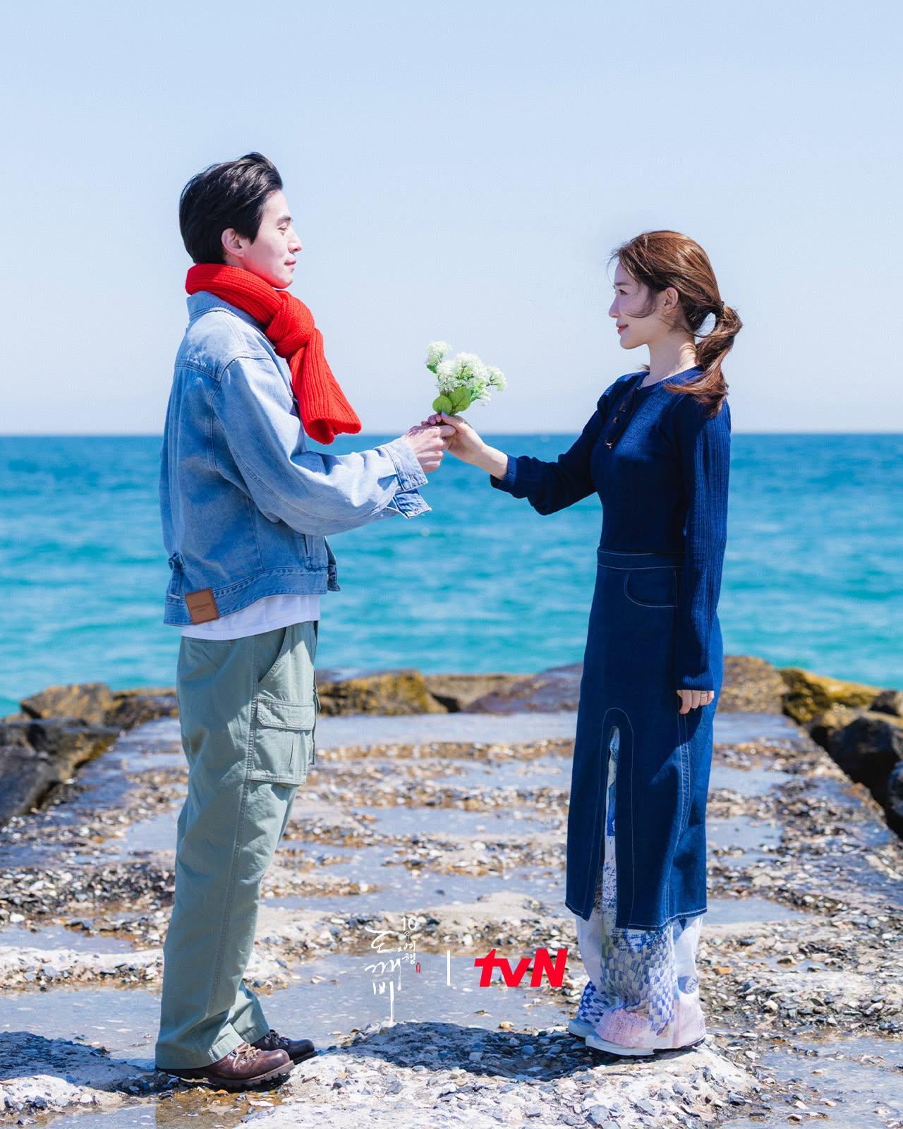 李棟旭(左)與劉寅娜重逢,火花依舊。(圖/tvN提供)