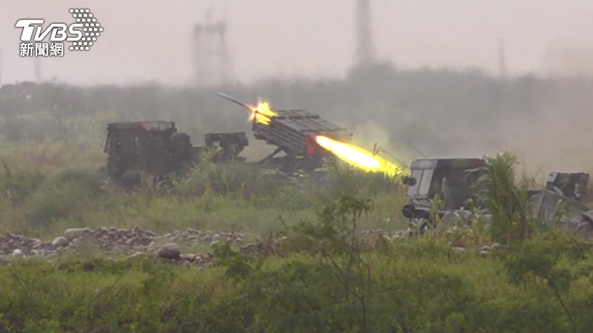 陸軍十軍團睽違7年重返甲南海灘,實彈射擊180發雷霆2000多管火箭彈。(圖/TVBS)