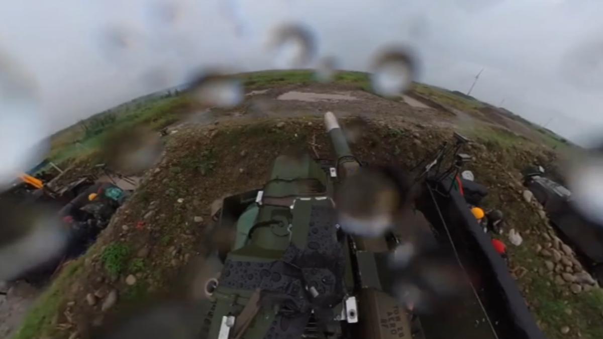 現場展示拖式2B飛彈實彈射擊,展現2024年底接裝後官兵已熟練掌握操作。(圖/軍聞社)