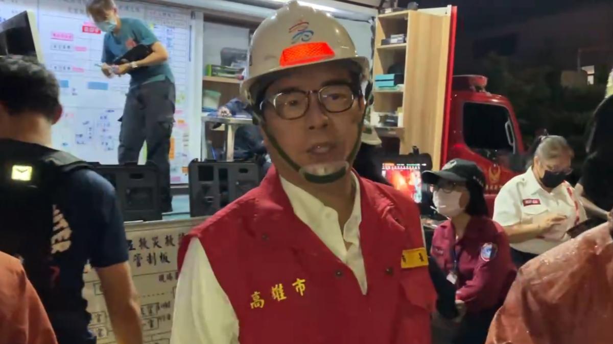 高雄市長陳其邁晚間趕赴現場了解災情。(圖/TVBS)