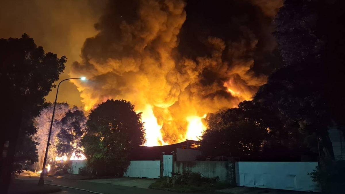 高雄工廠爆炸起火!遭重罰500萬勒令停工 陳其邁趕赴現場