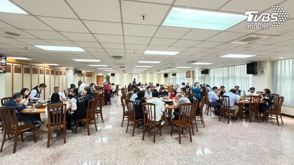 東港百斤黑鮪魚直送加菜,異鄉遊子江海房屋創辦人,為了感謝基層辛勞,而特別親自運送回鄉,讓嚴肅的議會殿堂在端午節前夕充滿歡笑與溫馨。(圖/TVBS)