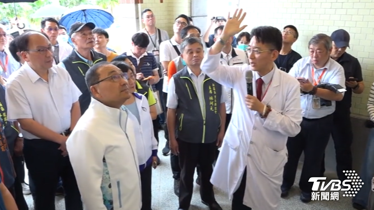新北市長侯友宜12日率領市府團隊前進新莊，進行行動治理基層建設督導。（圖／TVBS）